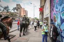La necesidad económica ha empujado a algunas familias del barrio Santafé, en Bogotá, a colgar trapos rojos en sus ventanas como un llamado de auxilio.