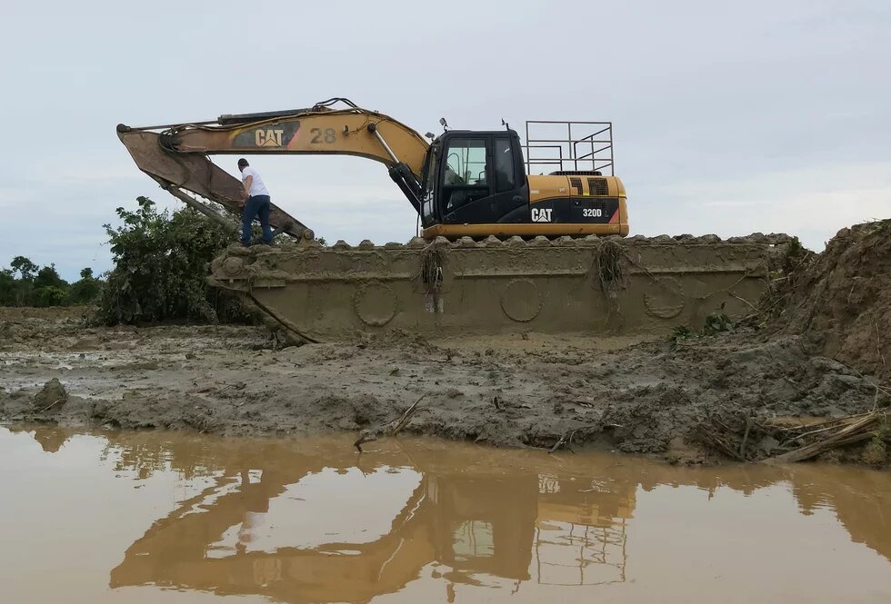 Máquina trabajando cerca del río Nechí, en el Bajo Cauca antioqueño.