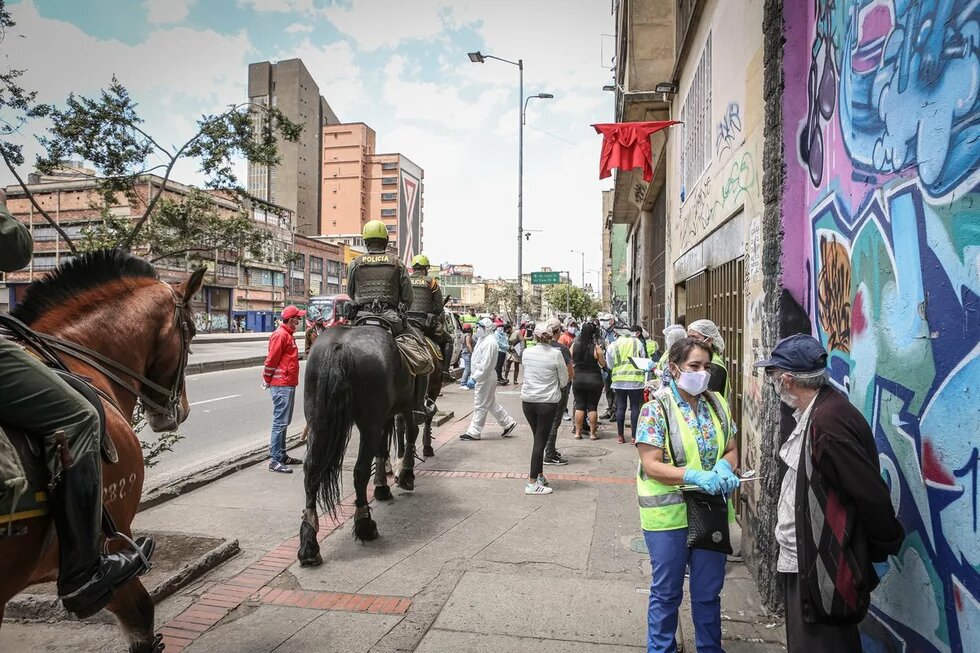 La necesidad económica ha empujado a algunas familias del barrio Santafé, en Bogotá, a colgar trapos rojos en sus ventanas como un llamado de auxilio.