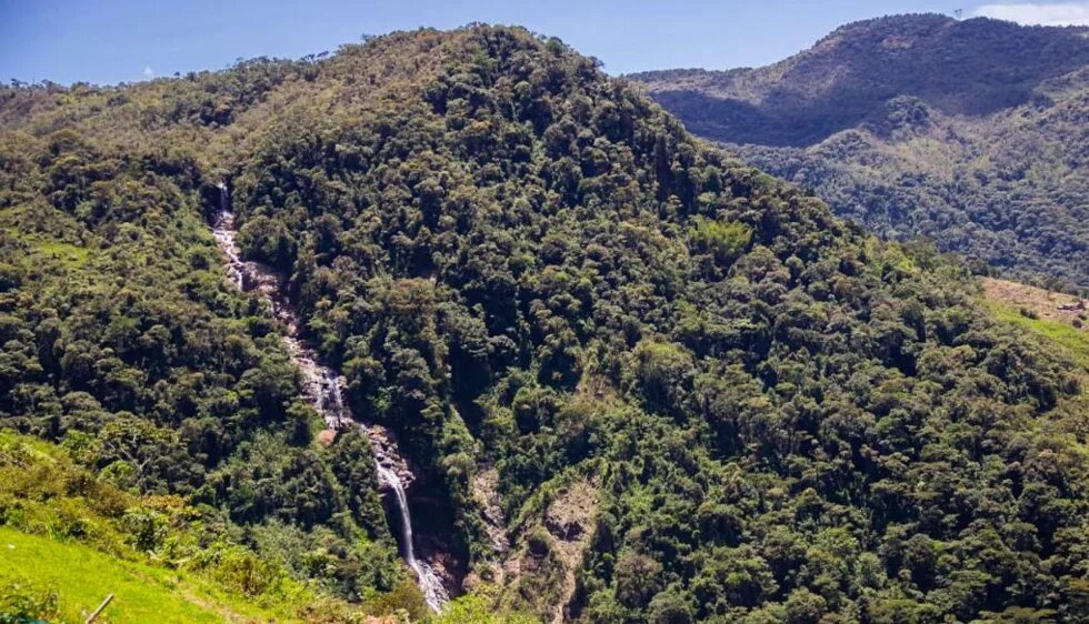 Cascada en Cocorná, Antioquia. Las hidroeléctricas del Oriente Antioqueño aprovechan las caídas de agua de los numerosos ríos que nacen en las montañas del departamento. 
