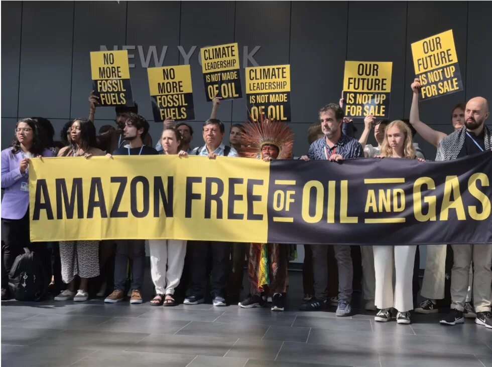 Demonstrierende gegen fossile Ausbeutung des Planeten