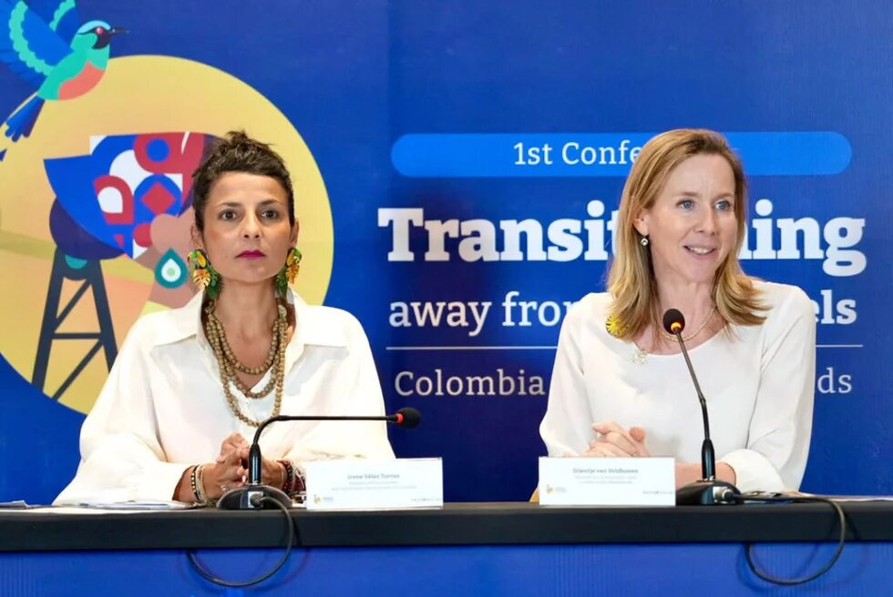 La ministra (e) de Ambiente de Colombia, Irene Vélez (izquierda), habla junto a la ministra de Política Climática y Crecimiento Verde de Países Bajos, Stientje van Veldhoven, durante la plenaria de clausura. Foto: Ministerio de Ambiente y Desarrollo Sostenible de Colombia