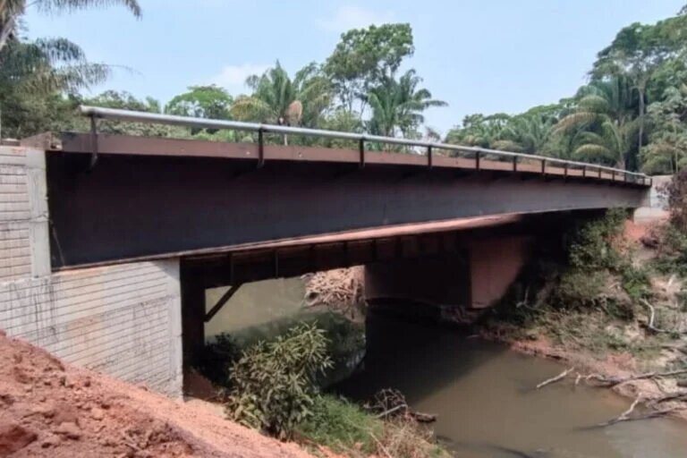 Puente construido por los menonitas que une Liviney con el resto de la colonia sobre el caño Barruli